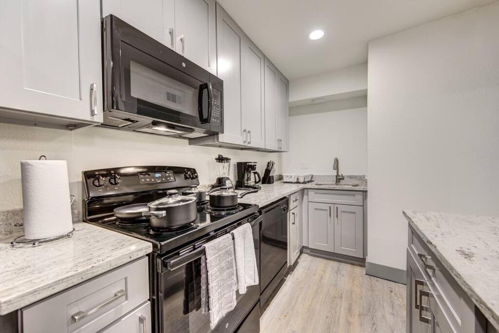 Trendy Apt In Midtown, Walk To Shops & Sites, Pets Ok Houston Exterior photo